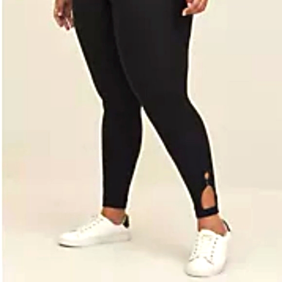❤️NWT VINTAGE TORRID UNIQUE KEYHOLE ANKLE PREMIUM BLACK LEGGING - MEDIUM - Picture 3 of 10